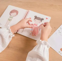 Aankleed- en stickerboek Rosa & Friends